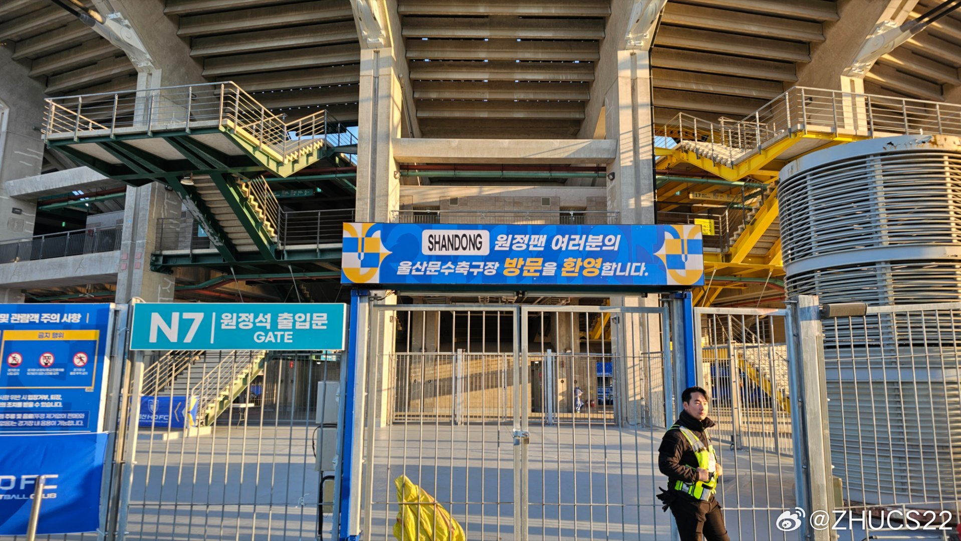  博主：蔚山現(xiàn)場(chǎng)工作人員、轉(zhuǎn)播車、安保在準(zhǔn)備撤場(chǎng)，場(chǎng)外一片安靜