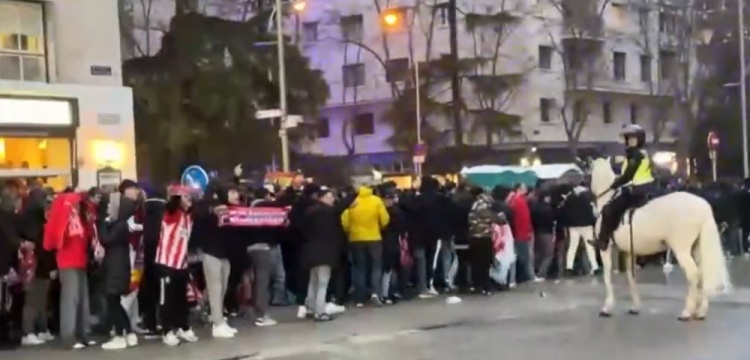  馬競球迷進入伯納烏時向人群投擲雜物，導(dǎo)致安保對其進行脫鞋檢查
