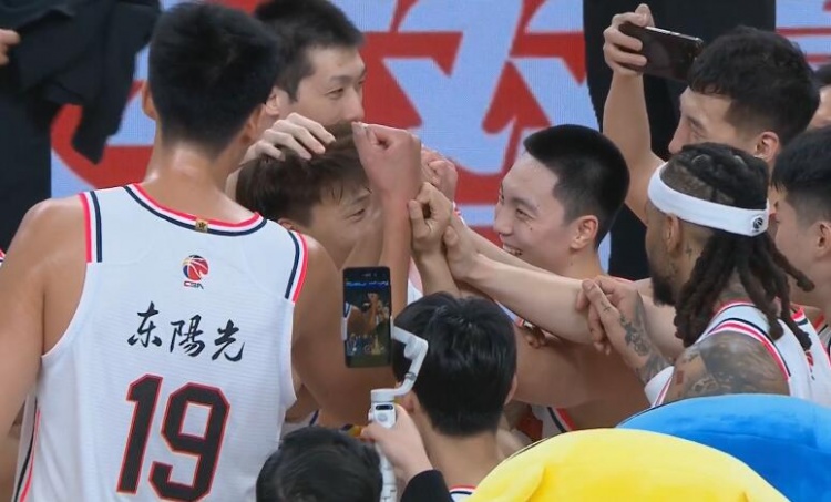  淚目！賽后廣東隊將趙睿圍在中間碰拳