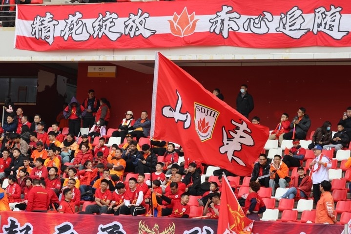主場上萬名球迷的吶喊助威，給山東體彩女足征戰(zhàn)女超增添了能量與動力