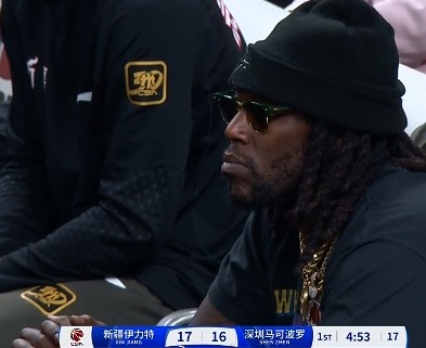  哦呦？你來了！新疆新外援哈雷爾場邊觀戰(zhàn)新疆主場vs深圳的比賽