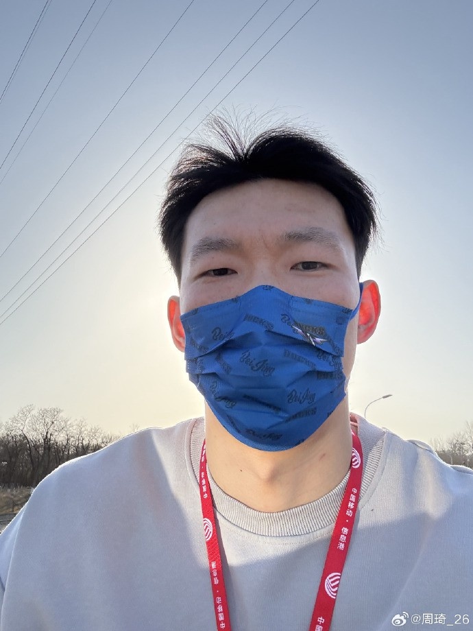 悠閑！周琦騎京牌電動(dòng)車出行：太陽(yáng)出來了 開京牌兜兜風(fēng)！
