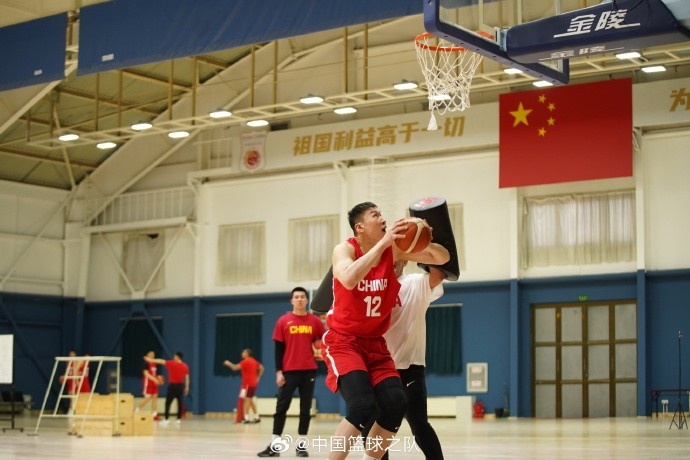  中國籃球之隊官博：大塊頭 大能量 祝李炎哲25歲生日快樂！
