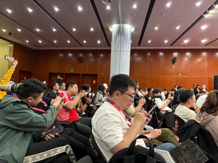  萬眾矚目！記者擠滿國足賽前新聞發(fā)布廳，賽場記者預計超300人