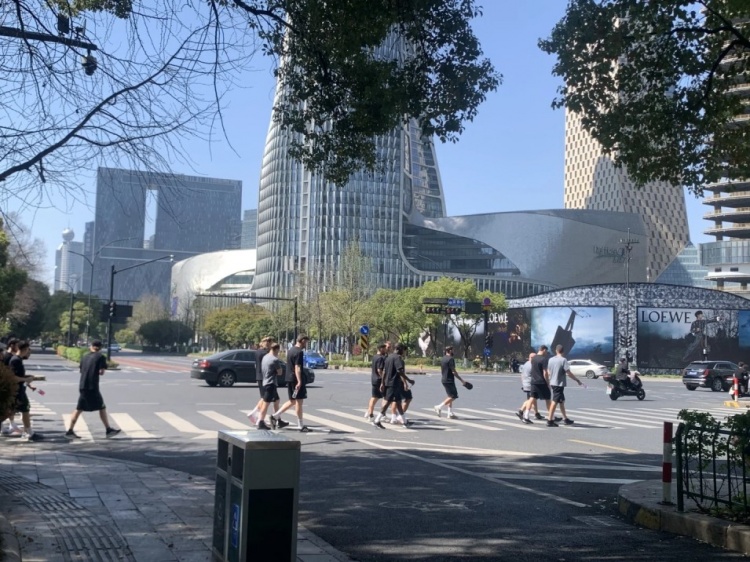  心態(tài)放松，有網(wǎng)友拍到澳大利亞隊(duì)早上在萬象城citywalk