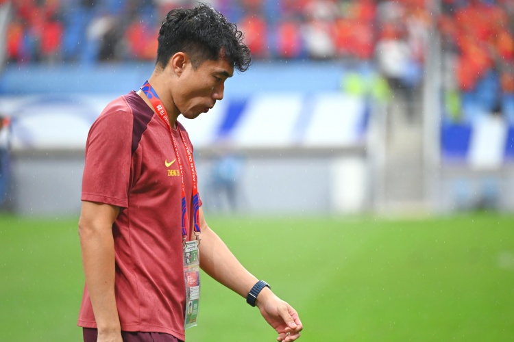  滬媒：單后腰讓國足防守承受更大壓力，若鄭智沒退役或能勝任
