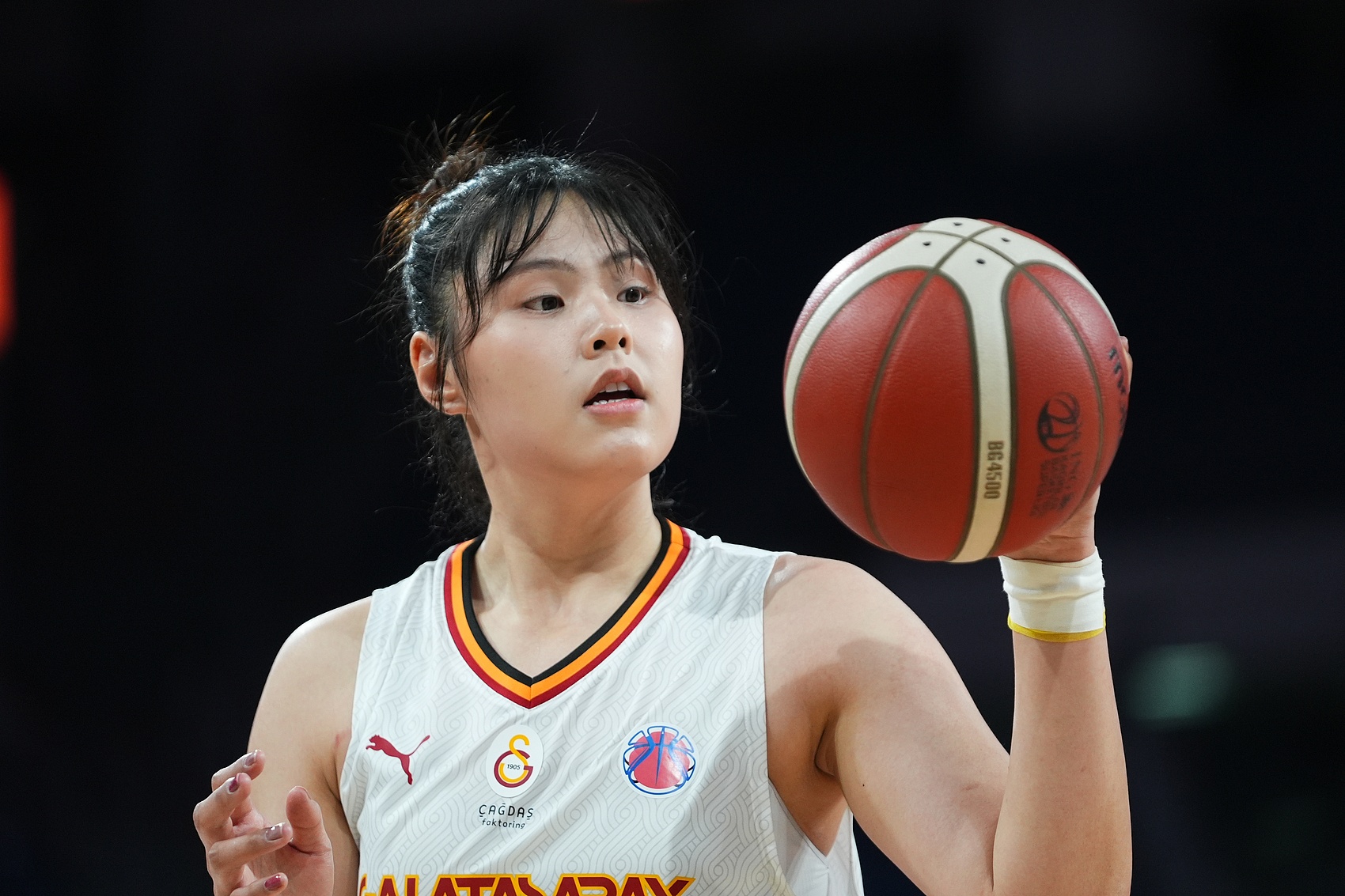  穩(wěn)定高效！李月汝9中6得到18分10板1助2斷1帽 罰球6中6