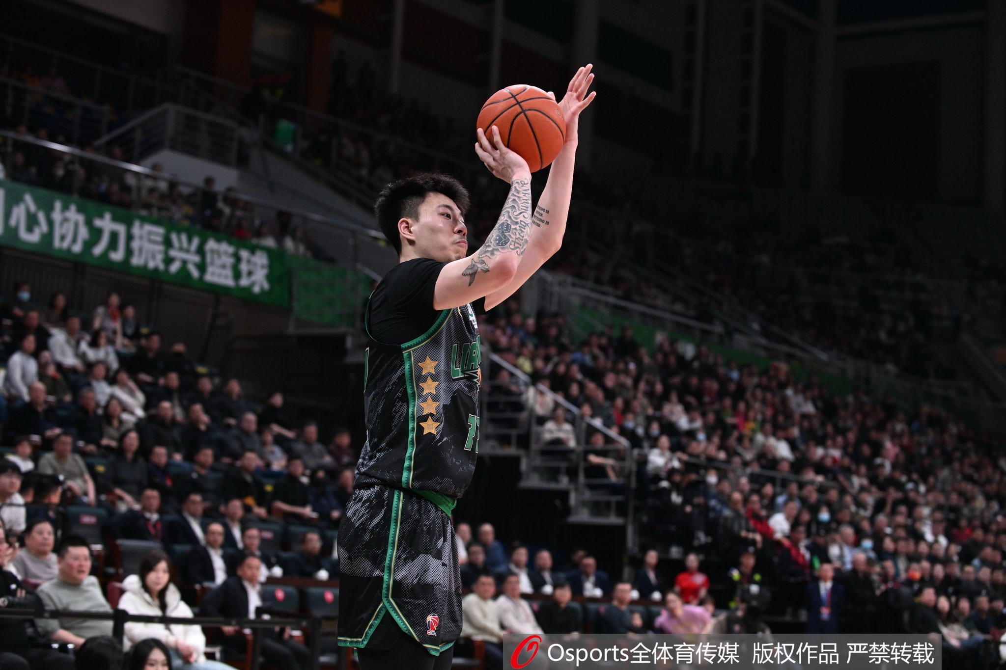  雙星閃耀！張鎮(zhèn)麟&韓德君半場(chǎng)合計(jì)12中8 合砍21分9籃板2助攻2搶斷